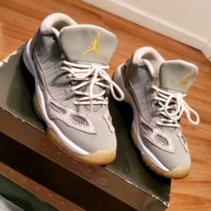 Air Jordan's 11 Gray Size 5.5Y in the box

Conditi